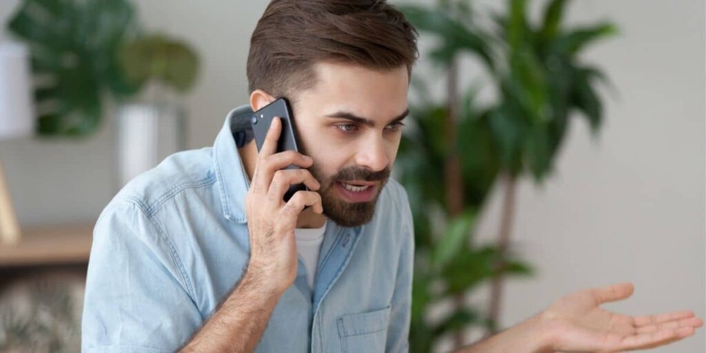 Professionelle Website erstellen lassen 14 Ein Mann telefoniert verärgert mit jemanden